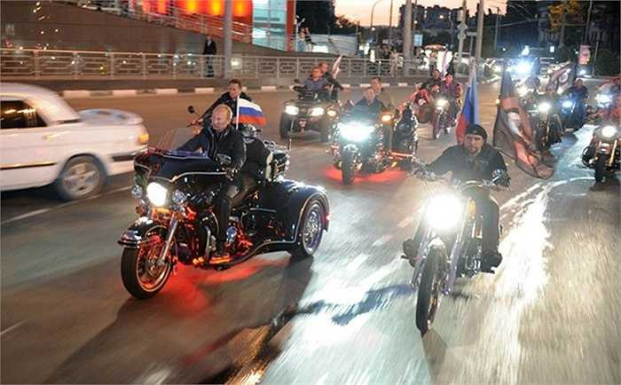 Ông Putin cũng từng cưỡi chiếc Harley Davidson, dẫn đầu đoàn môtô phân khối lớn trong lần tham dự lễ hội xe ở thành phố Novorossiisk, miền nam nước Nga năm 2011