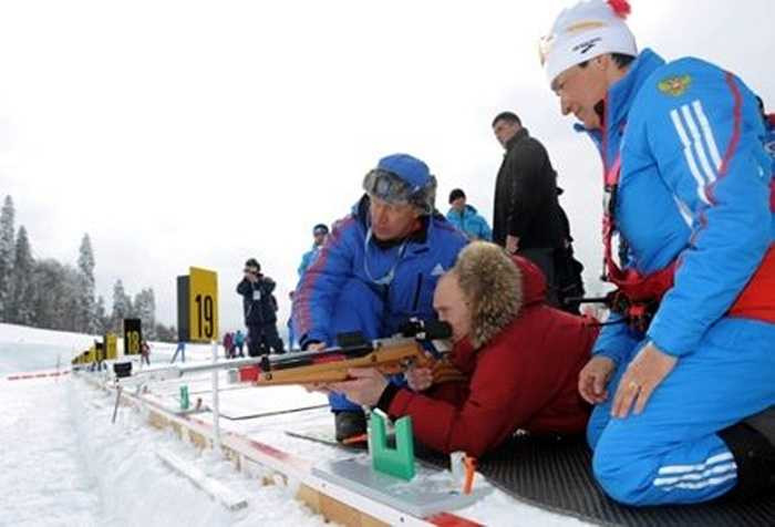 Tại Olympic Sochi 2014, ông còn trực tiếp tới thăm và 'so tài' cùng các VĐV Nga
