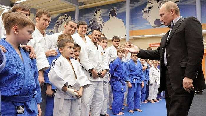 Ông đã có đai bát đẳng môn judo và thường xuyên luyện tập nó hàng ngày