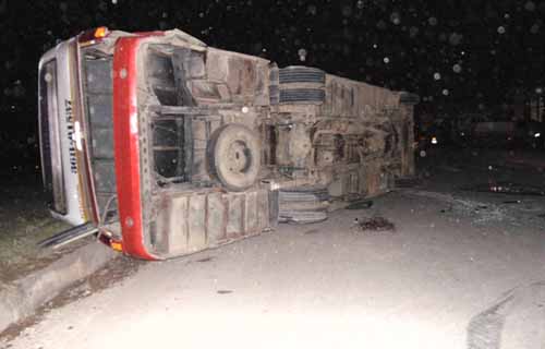 Xe khách lật ngang sau cú tông của xe tải
