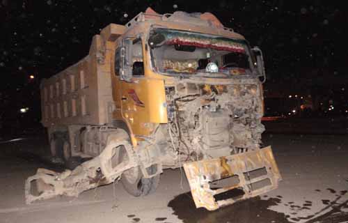 Xe khách lật ngang sau cú tông của xe tải