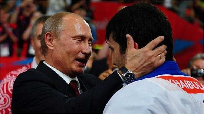 Tổng thống Nga sung sướng trước chiến thắng của 'gà nhà' và không ngại ôm hôn võ sĩ Tagir.
