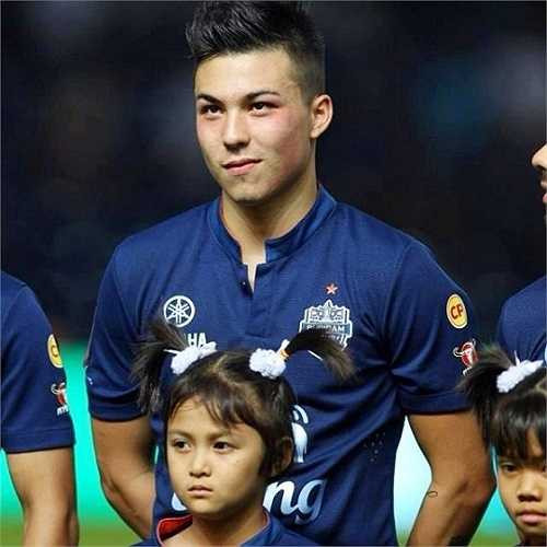 Charyl Chappuis mang trong mình hai dòng máu Thụy Sỹ và Thái Lan.