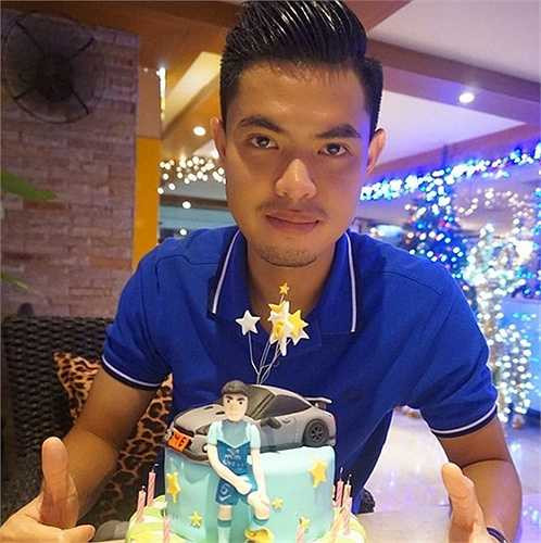 Suttinan Phukhom hiện khoác áo CLB Chonburi ở Thái League. Trong sự nghiệp, anh từng vô địch AFF Cup 2014 và cùng U23 Thái Lan đoạt HC vàng Sea Games 2007.