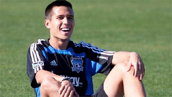 Tiền vệ 26 tuổi sinh ra tại Texas, Mỹ, từng có thời gian thi đấu cho San Jose Earthquakes (từ 2011-2012) ở giải MLS.