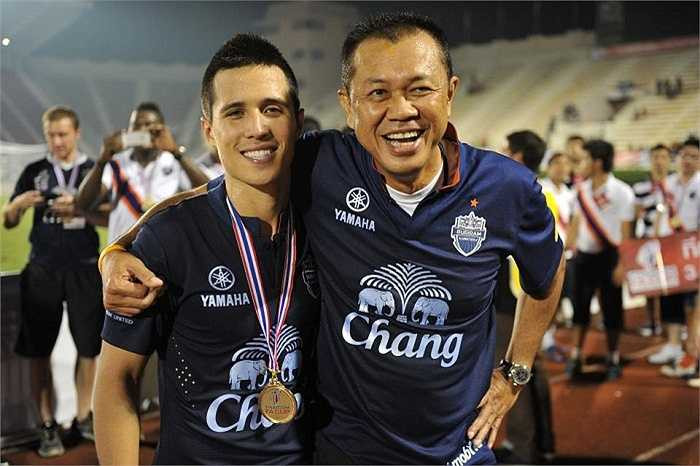 Năm 2012, anh gia nhập Buriram United và cùng CLB này đoạt Thai FA Cup, Thai League Cup và Kor Royal Cup. Ampaipitakwong đầu quân cho Bangkok United từ năm 2013.