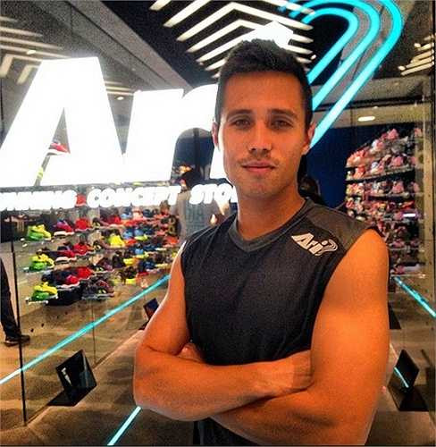 Anthony Ampaipitakwong điển trai, có phong cách ăn mặc sành điệu, luôn thu hút sự chú ý của các fan nữ mỗi khi ra sân.