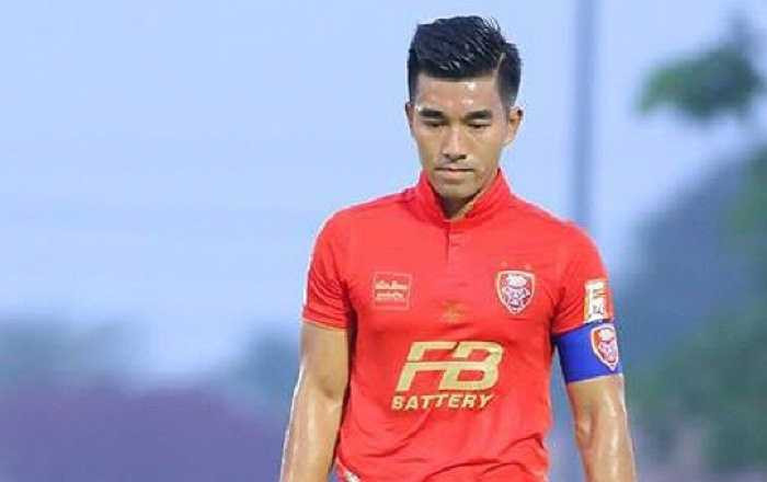 Viwatchaichok năm nay 36 tuổi hiện khoác áo CLB BEC Tero Sasana. Tiền vệ kỳ cựu này dù không còn ở thời đỉnh cao vẫn được đông đảo fan nữ mến mộ vì ngoại hình điển trai, nam tính và phong cách lãng tử. 