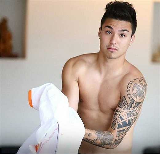 Không chỉ tài năng, Charyl còn được fan nữ mến mộ vì diện mạo điển trai. Anh từng được giới truyền thông so sánh với siêu sao Ronaldo.