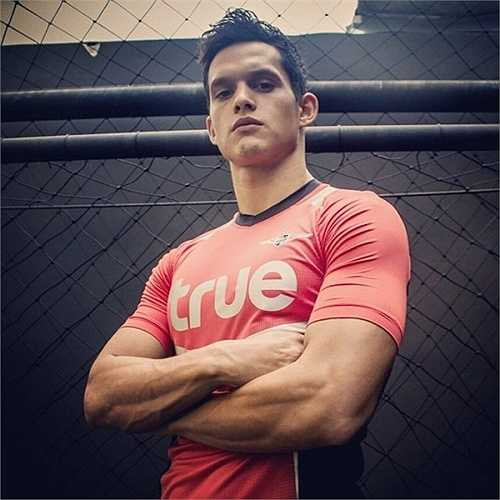 Mika Chunuonsee mang hai dòng máu xứ Wales và Thái Lan, hiện thuộc biên chế của CLB Bangkok United. 