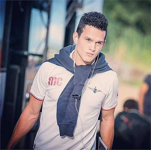 Mika Chunuonsee đẹp trai không kém hot boy Chappuis và thậm chí còn có thân hình săn chắc, quyến rũ hơn.