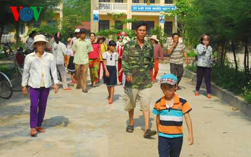 Hàng trăm phụ huynh cho con nghỉ học để phản đối chuyển trường
