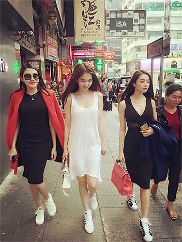 Ngọc Trinh diện váy mỏng tang, cùng dàn chân dài Venus xuống phố Hong Kong.