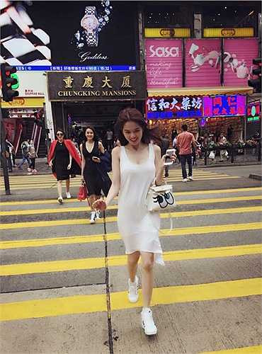 Ngọc Trin tự tin xuống phố.