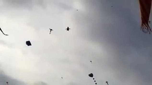 Hình ảnh bé trai văng khỏi diều trên Daily Mail