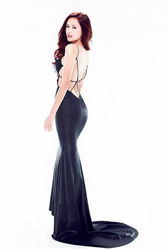 Quay người về phía ống kính, khoe vòng 3 gợi cảm là kiểu tạo dáng quen thuộc của rất nhiều mỹ nữ Việt. 