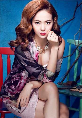 Trong một bộ ảnh khác, người đẹp kín đáo hơn nhưng vẫn khoe được những lợi thế hình thể một cách ý nhị.