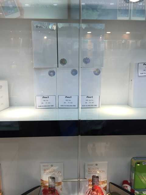 Những chiếc hộp đựng hàng nguyên seal 