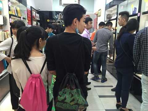 Các chương trình khuyến mãi lôi kéo khách hàng đến mua sắm liên tục được các cửa hàng tung ra 