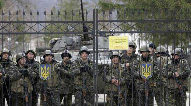 Binh sĩ Ukraine bên trong một căn cứ quân sự