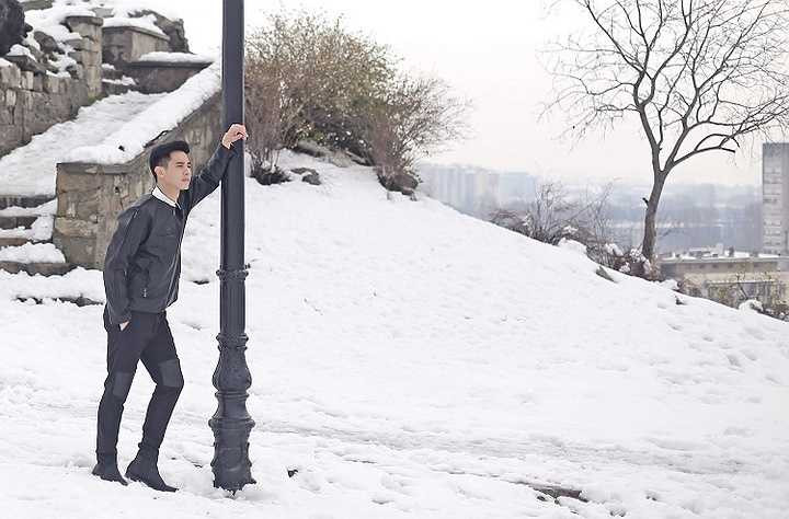 Đến với nước Pháp và Bungari, thời tiết dù lạnh có tuyết rơi nhưng Hồ Vĩnh Khoa vẫn rất thích thú để tận hưởng không khí ở đây