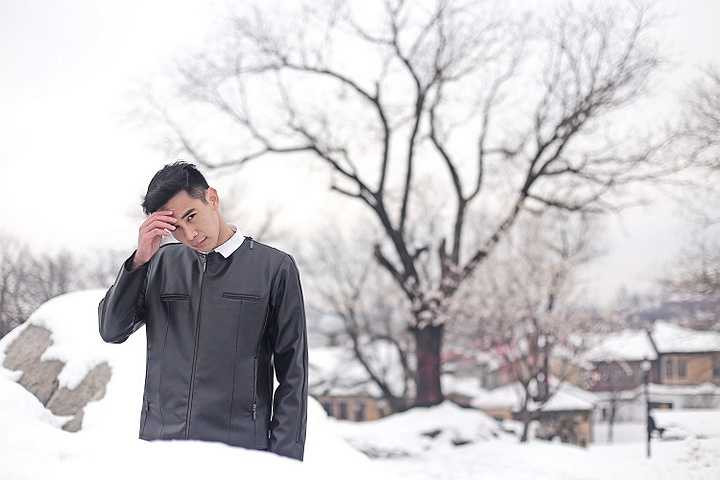 Và tất nhiên anh chàng không quên ghi lại những hình ảnh đáng nhớ, với phong cách thời trang lịch lãm, trẻ trung, Hồ Vĩnh Khoa khiến mọi người không thể rời mắt bởi vẻ điển trai đầy nam tính của anh. 