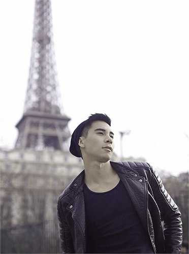 Anh liên tục có những bộ ảnh khoe body khiến nhiều người 'mê mẩn'