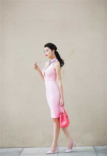 Tông màu pastel dịu nhẹ làm tôn lên làn da trắng đồng thời tăng thêm nét nữ tính cho người mặc.