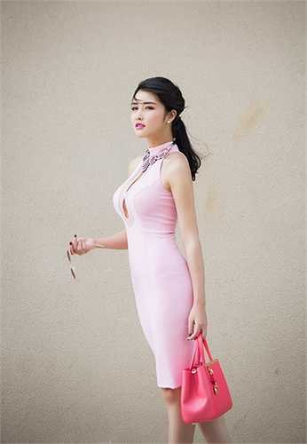 Thiết kế ôm sát khéo léo khoe vóc dáng ngày càng thu hút, gợi cảm của Triệu Thị Hà