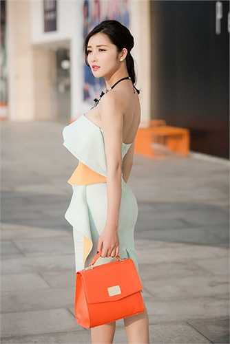 Đầm ôm với những chi tiết cách điệu được phối hợp màu sắc hài hòa với phụ kiện là giày và túi xách khiến Triệu Thị Hà trở nên nổi bật, trẻ trung trên phố.