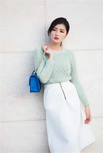 Bên cạnh những chiếc đầm gợi cảm, ôm sát khoe vóc dáng quyến rũ. Triệu Thị Hà cũng yêu thích những trang phục thanh lịch khi xuống phố 