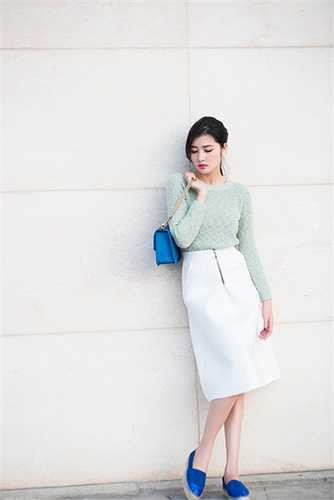 Điểm nhấn màu sắc của giày và túi xách trên nền tông màu pastel của trang phục là lựa chọn thông minh để tạo sự nổi bật cho những set trang phục đơn giản. 