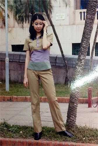 Mới đây, NTK Tiến Lợi đã chia sẻ những hình ảnh thú vị của bộ ba người mẫu - người đẹp này. Có thể thấy, cách đây 15 năm, Hà Kiều Anh, Trần Bảo Ngọc, Trần Hoàng Xuân rất xinh đẹp và trẻ trung, cách tạo dáng làm mẫu của ba cũng rất nhí nhảnh và đáng yêu.