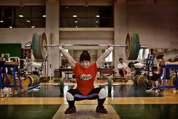 30 thành viên của đội cử tạ quốc gia luôn phải dậy lúc 6h30 sáng, bắt đầu lịch trình chạy marathon, vật lý trị liệu và cuối cùng là luyện tập các kỹ thuật cử tạ.