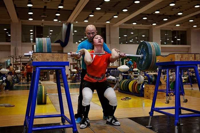 Những lực sĩ Trung Quốc được đào tạo từ năm 10-11 tuổi trong những điều kiện không ai ngờ tới.