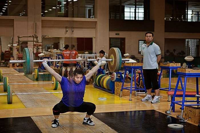 Cựu thành viên của Ủy ban Olympic thế giới Matthew Pinsen cho rằng: 'Cách đào tạo VĐV tại Trung Quốc rất đáng lo ngại, tôi thực sự cảm thấy sốc khi nhìn hình ảnh của các em bé phải quên mình tập luyện ngày đêm khi chúng còn quá nhỏ'.