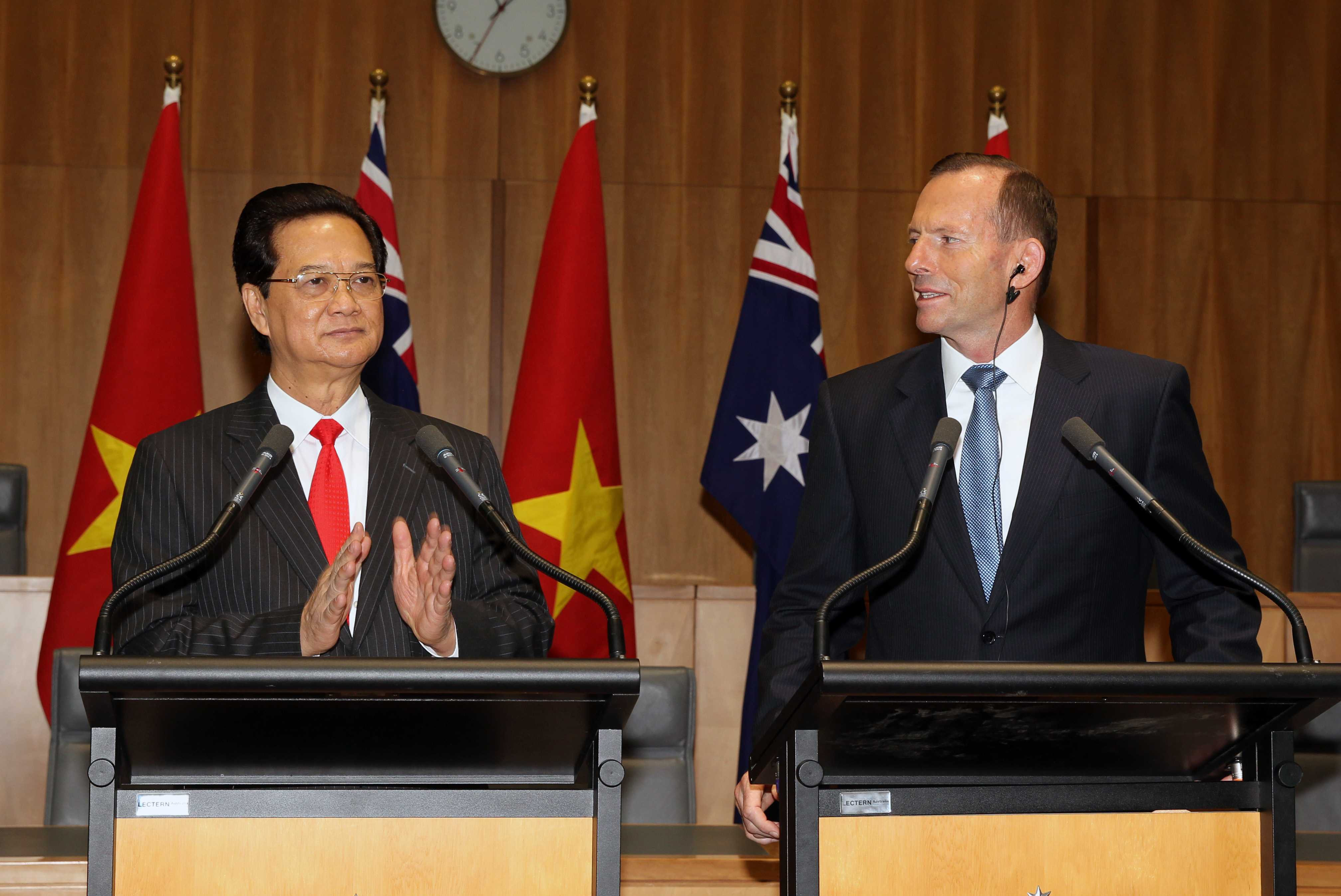 Thủ tướng chính phủ Việt Nam Nguyễn Tấn Dũng và thủ tướng Australia Tony Abbott tại cuộc họp báo sáng 18/3