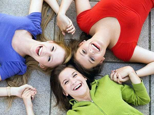 Cười nhiều sau bữa ăn sẽ có ích trong việc tiết insulin và duy trì lượng đường huyết dưới sự kiểm soát. Bạn có thể xem bộ phim hài sau ăn tối hoặc nói chuyện, gặp gỡ bạn bè. Đây là cách tốt nhất giúp kiểm soát đường huyết mà không cần dùng đến thuốc.