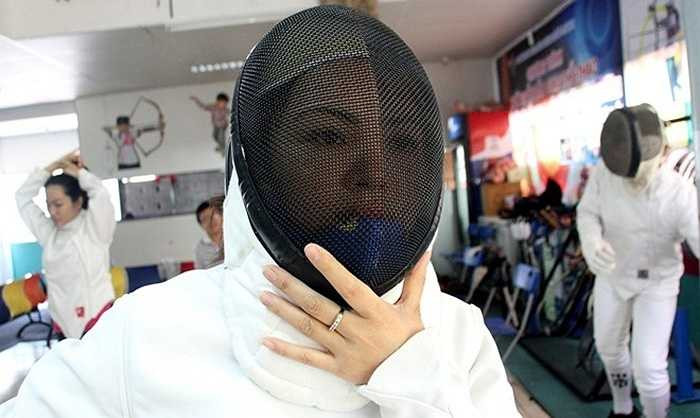 Mũ bảo hộ được đội kín từ mặt đến cổ, dù vậy nhưng không hạn chế tầm nhìn