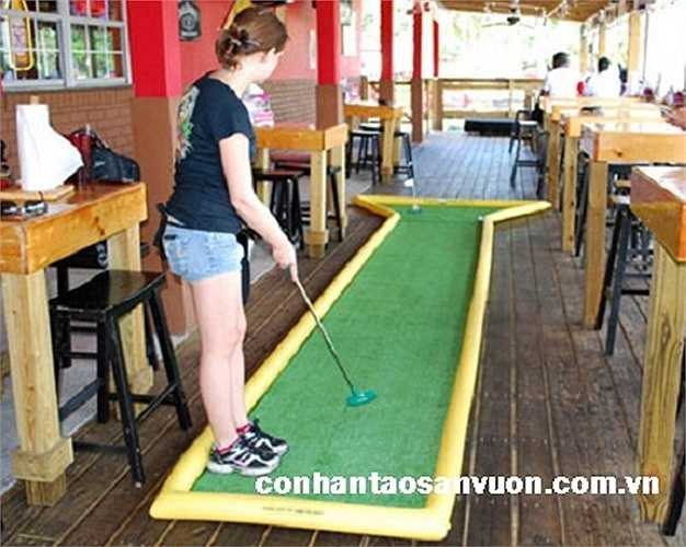 Thay vì ra ngoài sân, người đam mê golf thường phải tự thỏa mãn với những sân mini thế này