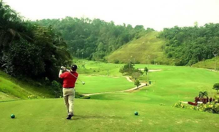 Để có thể tham gia một ngày chơi golf trọn vẹn, người chơi phải bỏ ra hàng triệu đồng. Đó là còn chưa kể đến chi phí sắm gậy, quần áo và các phụ kiện đi kèm