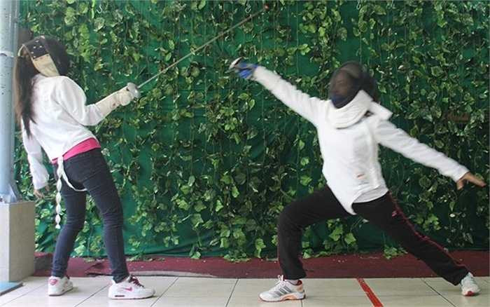 Trang phục của liễu kiếm thường là màu trắng hoặc màu đen và kín từ đầu đến chân. Các kiếm sĩ được bảo hộ rất nghiêm ngặt với áo bảo hộ dày, đeo bao tay, đi ủng và đội mũ bảo hiểm che kín mặt