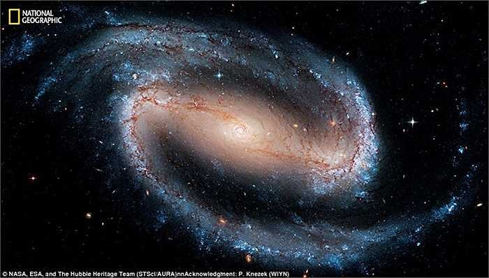 Kính thiên văn chụp được hình của ánh sáng, khí phát sáng và những đám bụi mây in bóng trong thiên hà xoắn ốc NGC 130