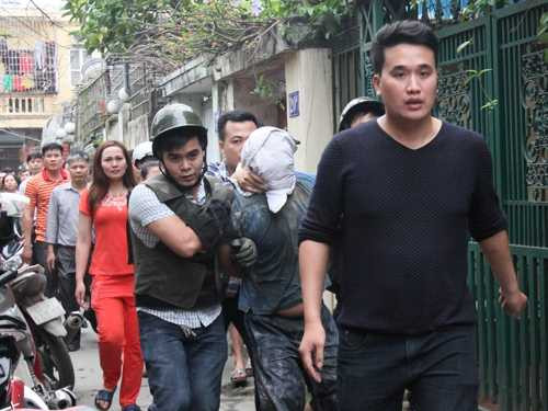 Chục cảnh sát đột kích khống chế thanh niên 'ngáo đá'