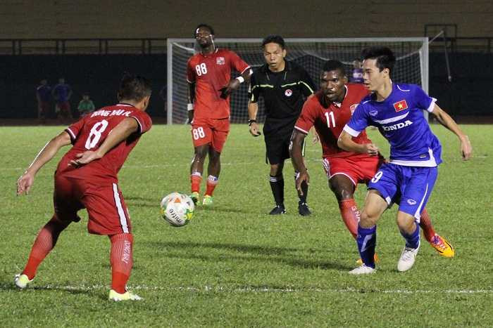 Văn Toàn rất biết cách liên kết các đồng đội xung quanh mình (ảnh: Hoàng Tùng)