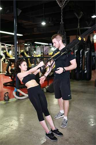 Khi đang nổi tiếng, Thủy Top đã quyết định tạm gác lại những hoạt động showbiz để sang New York theo học ngành truyền thông và biểu diễn.