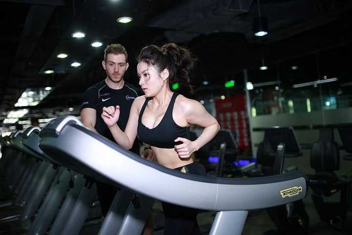 Để giảm cân, cô tập chạy để tăng sức mạnh cho tim mạch và tăng sức bền