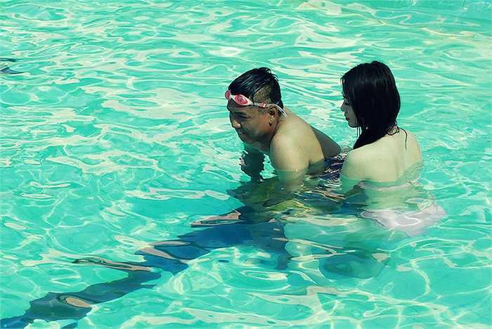 Khánh My và Đức Thinh khá vất vả khi đóng cảnh dưới nước khá lâu.