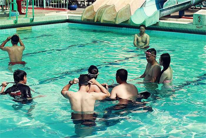 'Thố thay vì gặp Khánh My trong một địa điểm lãng mạng thì đã được chuyển ra bể bơi với màn tập bơi có một không hai.' 