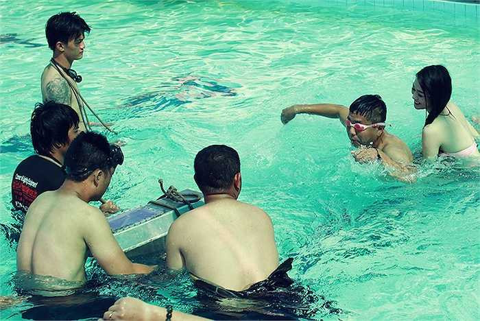 Một thùng camera quay phim dưới nước đã được tăng cường cho cảnh quay này và kéo dài hơn vài tiếng so với dự định ban đầu. (Trung Ngạn)